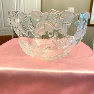 NWOT CLEAR MIKASA BELLA ROSA BOWL WITH GLASS EMBOSSED ROSES